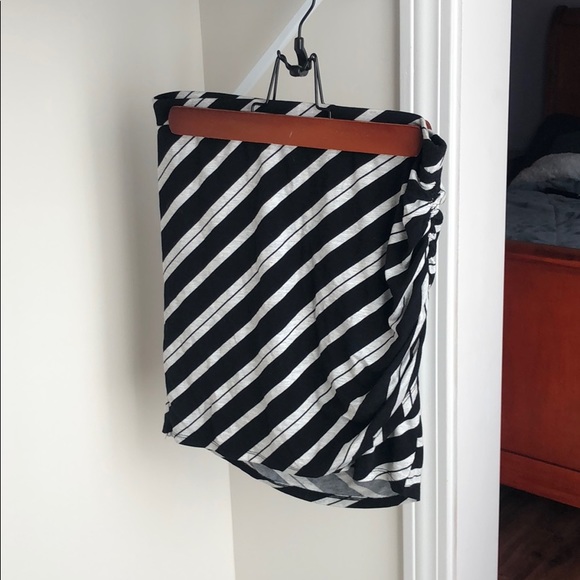 NWOT | VS | Ruched Mini-Skirt | B/W Stripe - Picture 3 of 7